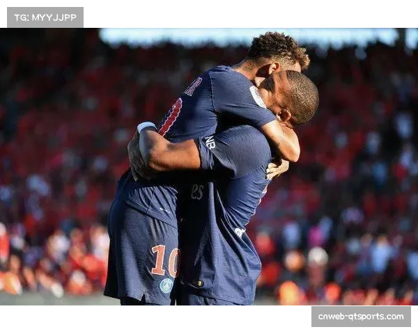 巴西小将上演法甲首秀，家乡小镇球迷组织深夜观赛派对